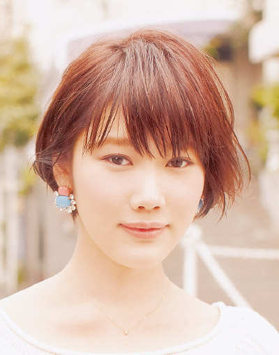 セミウエットな質感 耳かけでフレッシュ顔に ヘアカタログ 髪型 ヘアスタイルのまとめweb Ar